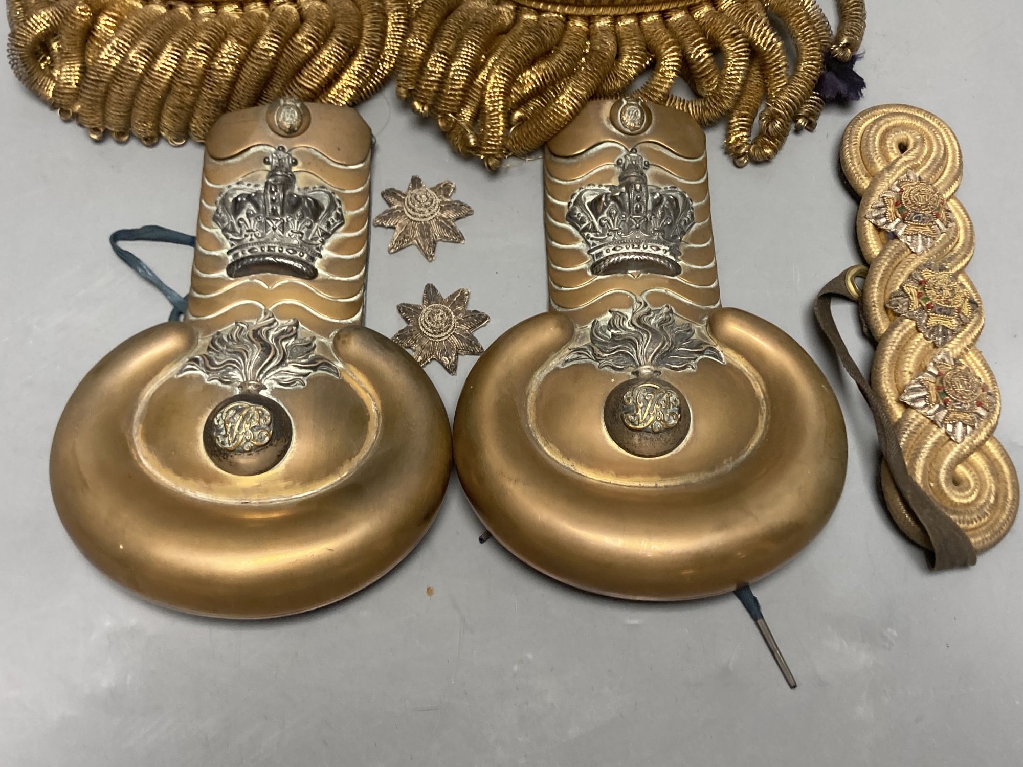 Two pairs of epaulettes with one shoulder bar, longest 24cm